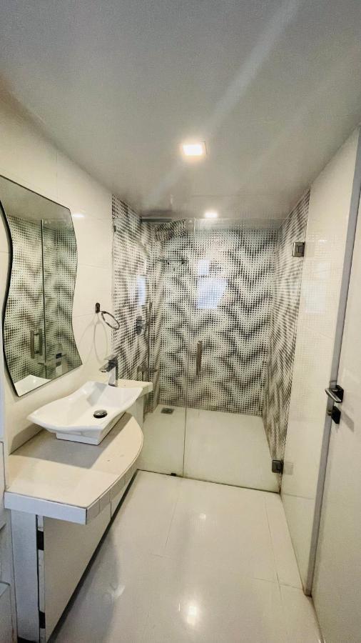 One Bedroom Apartment- Near Kokilaben Ambani Hospital, Andheri West Apartment